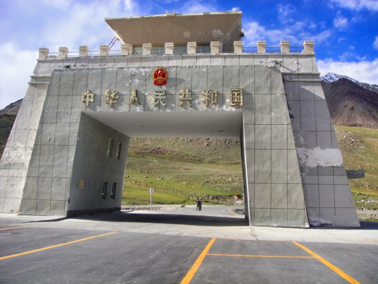 Khunjerab Pass Border Gate. Crossing the border from China to Pakistan, by road. Bus from China to Pakistan. Karakoram Highway, Kjunjerab Pass.
