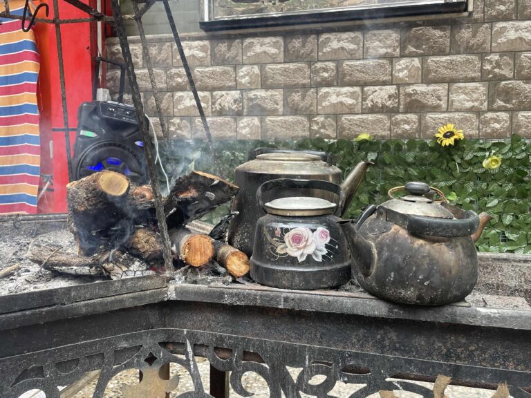 Tea in the street, Amedi