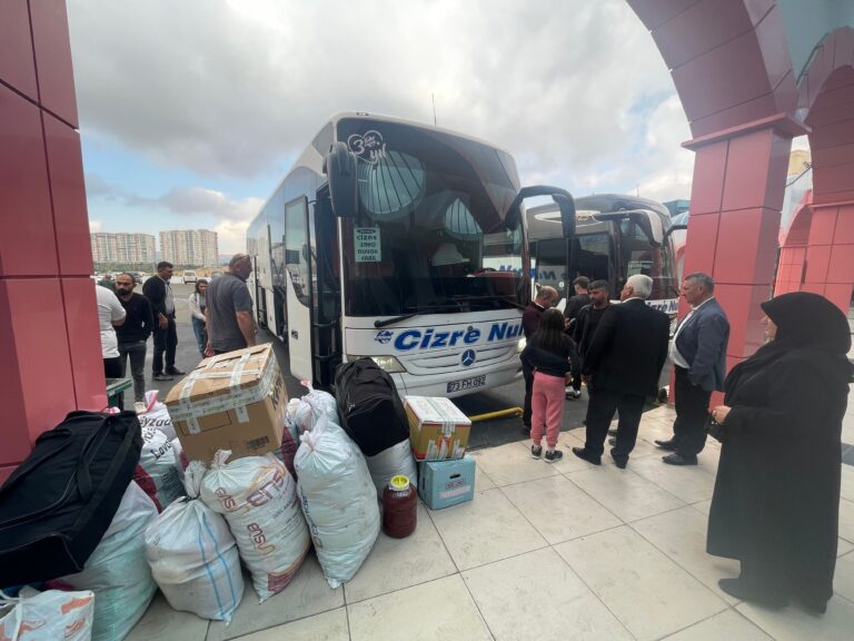 Loading the bus in Cizre for departure to Duhok