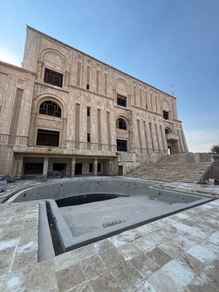 Of course, no abandoned building is complete without an empty swimming pool